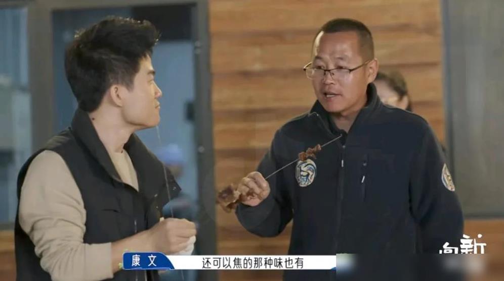 康文是真内敛啊！
第一印象：在没见过董宇辉开手动档车之前，印象不算太好。
剪葡萄