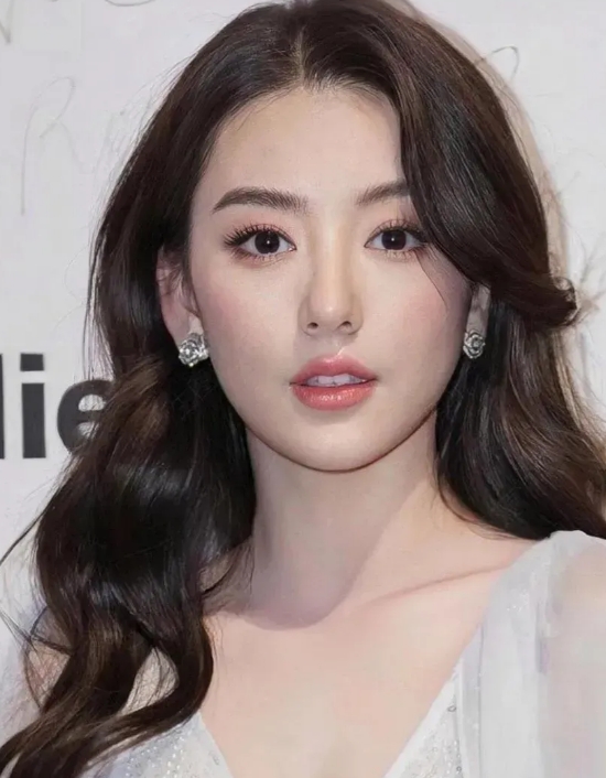 这四位好漂亮啊！不愧是四大天王的老婆。

第一位是张学友老婆，好精致的一张脸，长