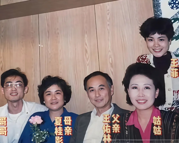 看了这张泛黄老照片，你就全都明白了，谁能想到照片里5人只剩她孤零零1人！照片里的