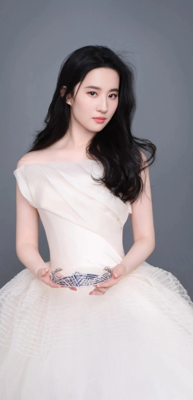 记者问刘亦菲:“你长得这么漂亮、这么好看，一定有很多人追你！”不料刘亦菲却说:“