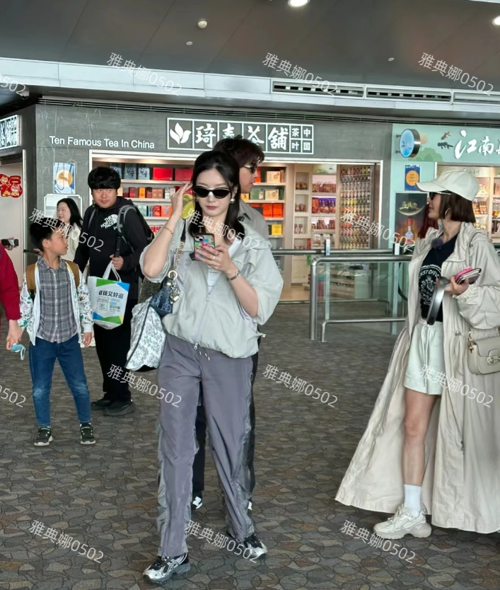 上海浦东机场偶遇秦岚、江疏影！
她们出发新加坡去录制《花儿与少年》，江疏影本人很