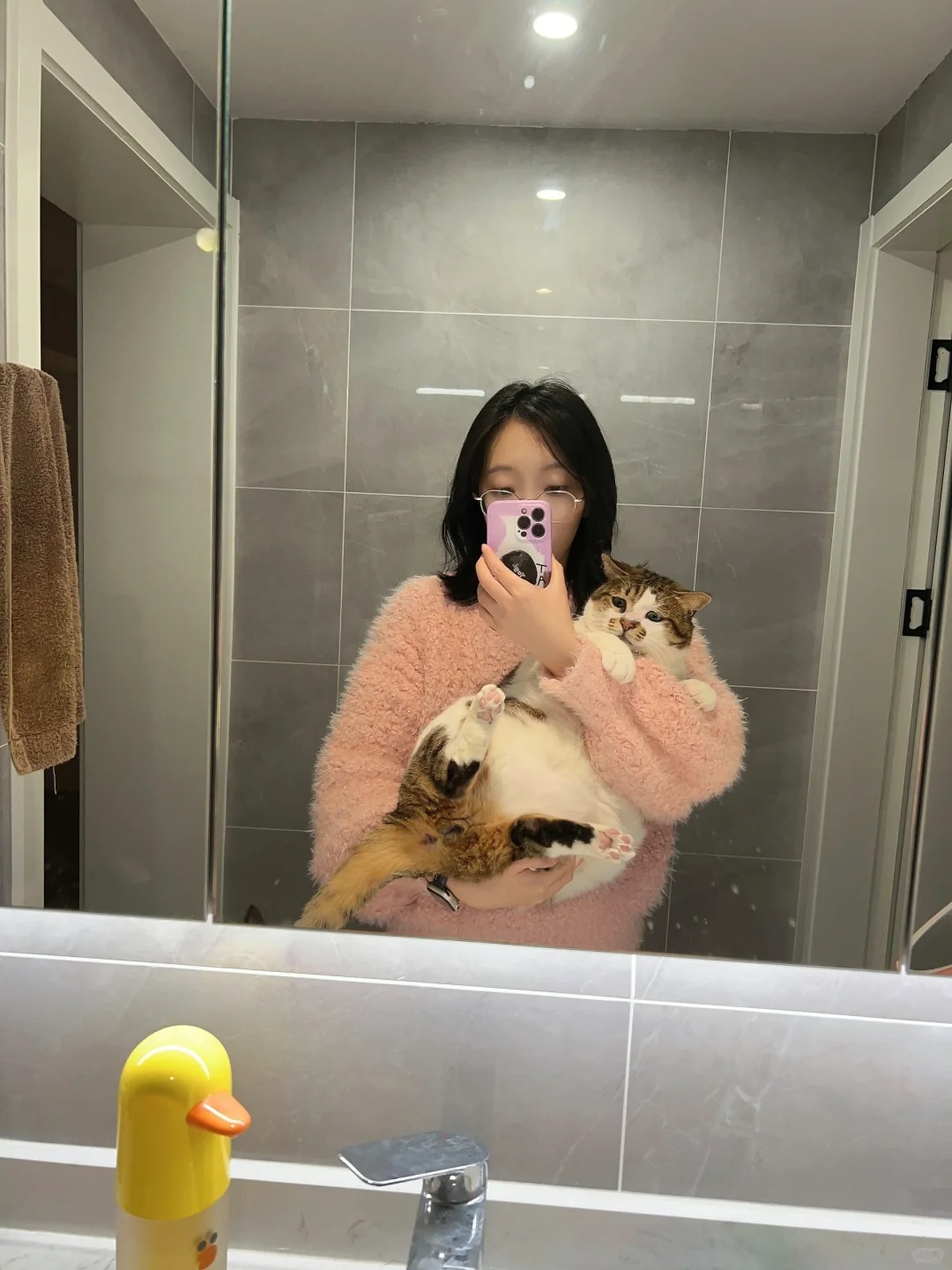 听说摸到肋骨的小猫很瘦，我试着摸了一晚上
压根摸不到好吗😅