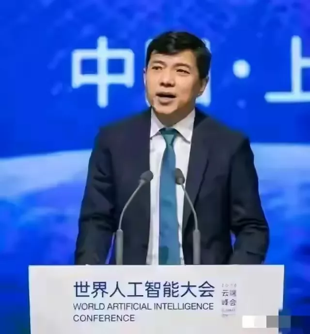 李彦宏在反对声中抗议！
他说，萝卜快跑不是来抢人饭碗的，相反，它创造了大量就业机