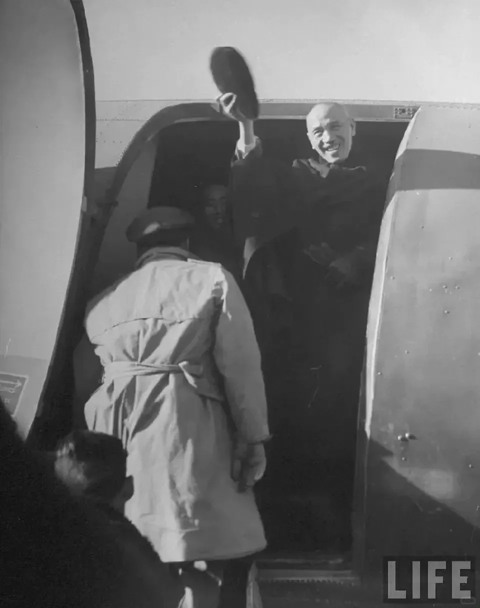 1945年蒋介石宋美龄游览碧云寺