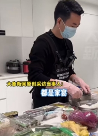 90后夫妻做上门代厨服务，两人月入过万。

这对夫妻来自河南洛阳，之前从事养殖，