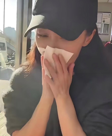 姚笛最近又上热搜了！她发了个短视频，吃麻辣烫时感慨道：“人生就像麻辣烫，麻辣交织