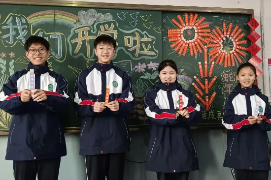 终于硬气一回！广东一学校要求家长签“霸王条款”，不同意就另择他校！

据悉，近日