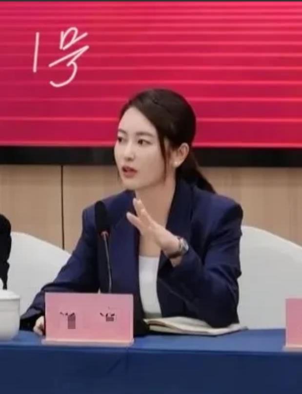 她俩竞选村委会主任，你投给谁？
