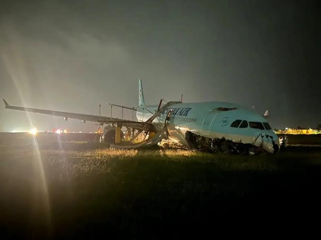 韩国载有175人的客机着陆时撞墙起火，飞机降落时冲出跑道事故，已经不是一次两次了