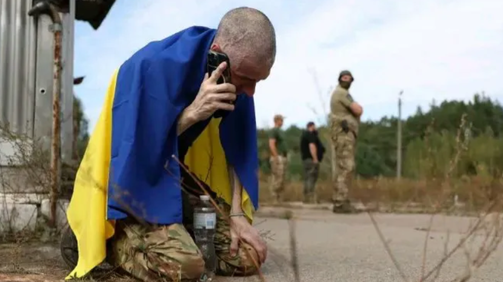 在俄乌冲突的阴影下，乌克兰狙击手奥列克桑德·马齐夫斯基被俘后，他在森林中抽着最后
