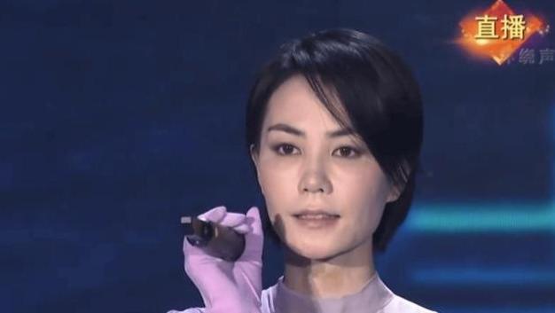 王菲春晚彩排下班！御用造型师陪同，一头短发超酷，还跟记者挥手
