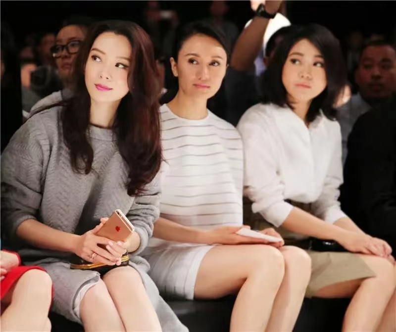 都说袁泉演技好，都说闫妮演技好，可是我觉得左边的女演员演技也很好。她当年的颜值不