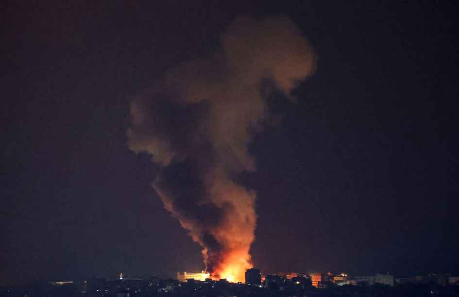 以色列仍然在持续不断轰炸黎巴嫩，包括贝鲁特在内，黎巴嫩多地爆炸不断，火光冲天。看