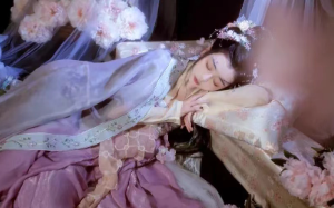 侯爷求我让出身青楼的侧室进门，行啊！不然还不方便动手呢！