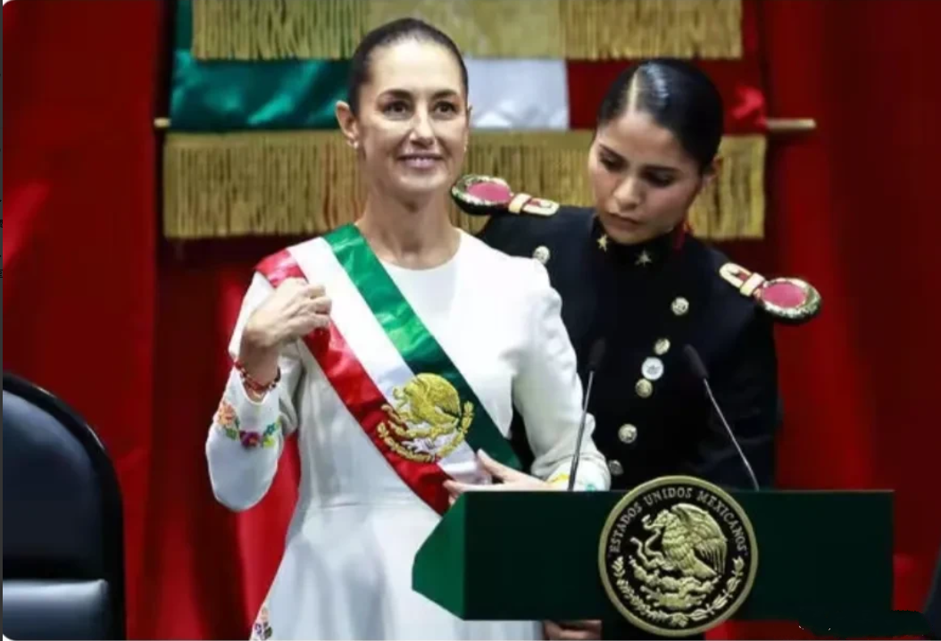 重大新闻，重大新闻！真是牵一发动全身啊。
墨西哥历史上首位女总统就职，看形象这女