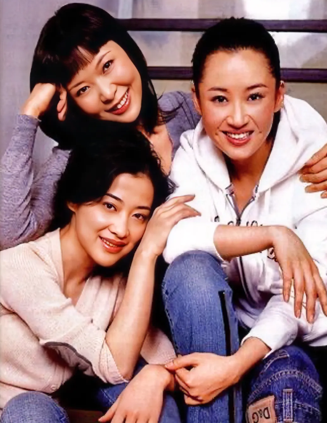 这张照片，拍照的水平太一般，把人拍的都走样了。
三位女演员，我只看岀来左前边的女