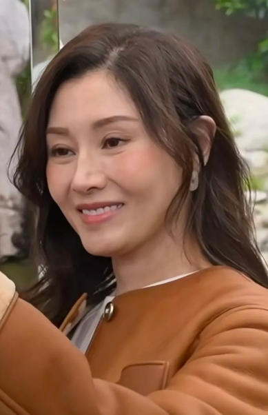 李嘉欣不愧为香江第一美人，54岁的她怼脸拍仍经得起镜头，五官精致，骨相皮相仍然很