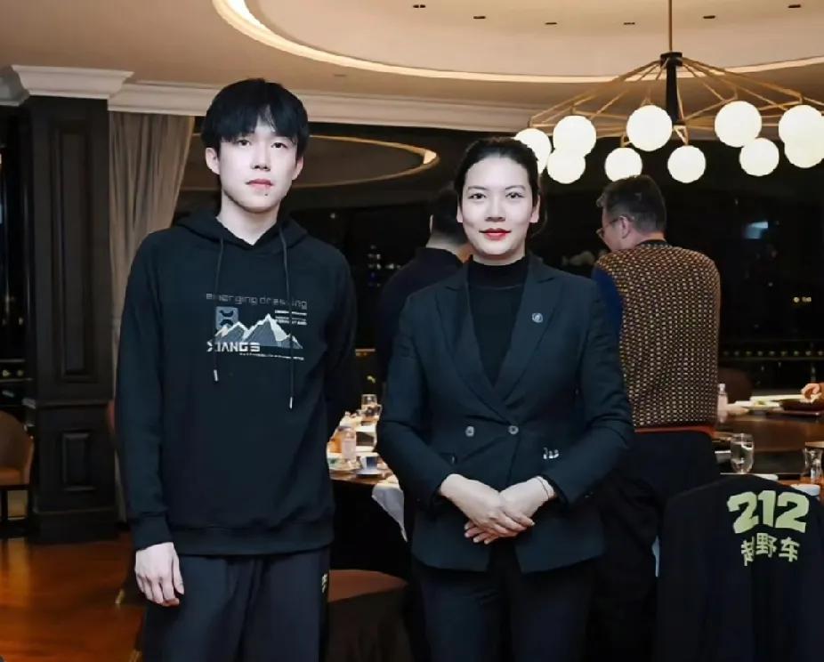 王楚钦的合影真是耐人寻味！

王楚钦和一位穿深色衣服的漂亮姐姐合影，两人都很庄重