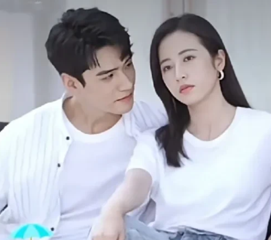 周雨彤给龚俊发了一条微信说，她会送他一件生日礼物，让他拭目以待。

周雨彤: 其