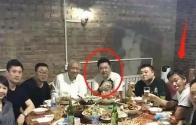 于谦不愧是京圈大佬的酒桌扛把子！和马未都吴京这些名人大咖吃饭，他稳稳坐在中间位置