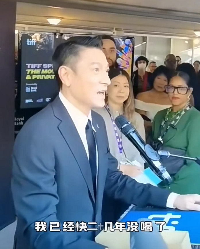 主持人问刘德华：听说你20多年没喝过冰水了？
刘德华：是的，我不但不喝冰水，烫的