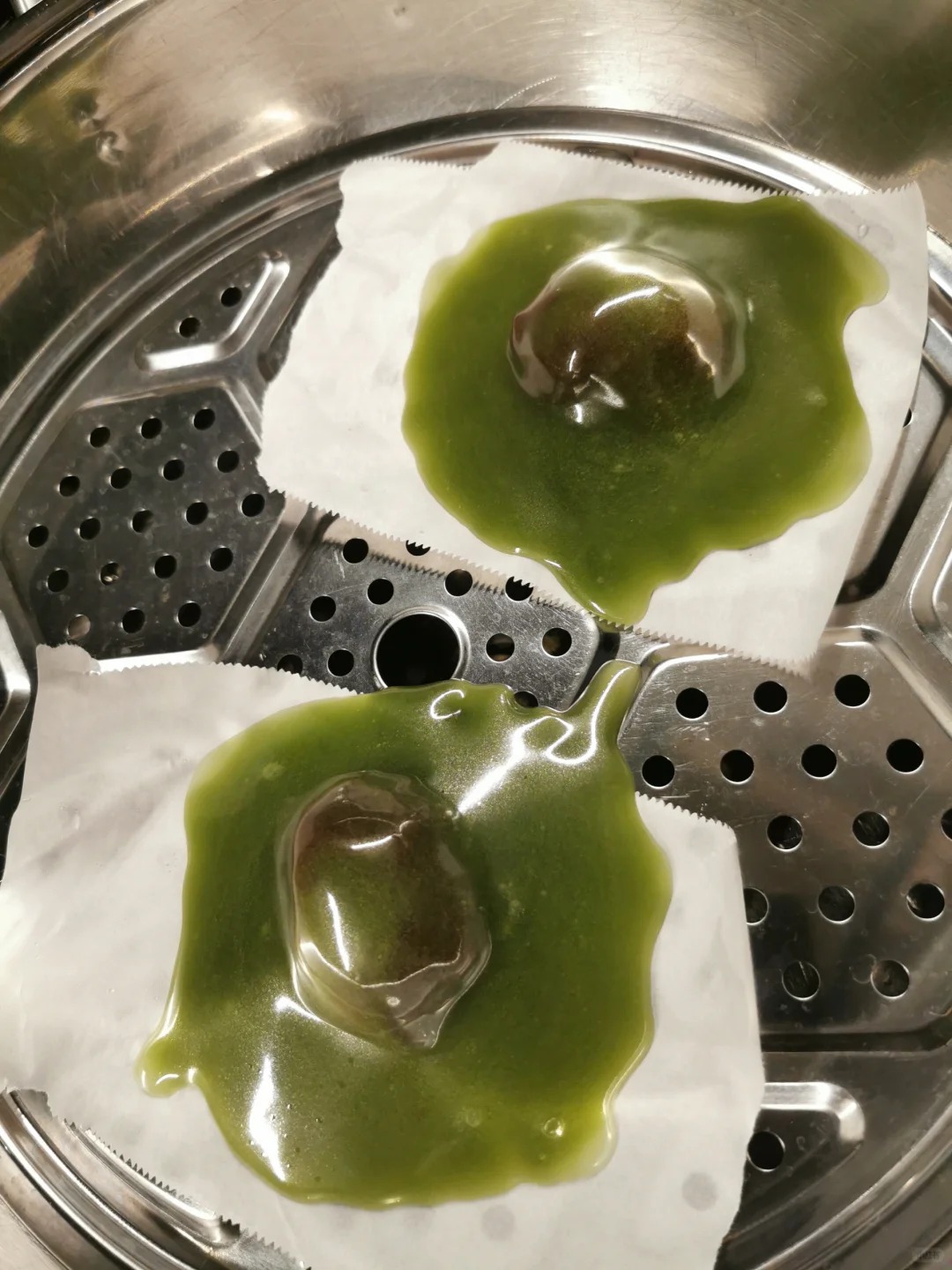 盒马的青团不能蒸吗？蒸完躺平了
盒马买的青团蒸了几分钟直接躺平了，把垃圾桶里的包