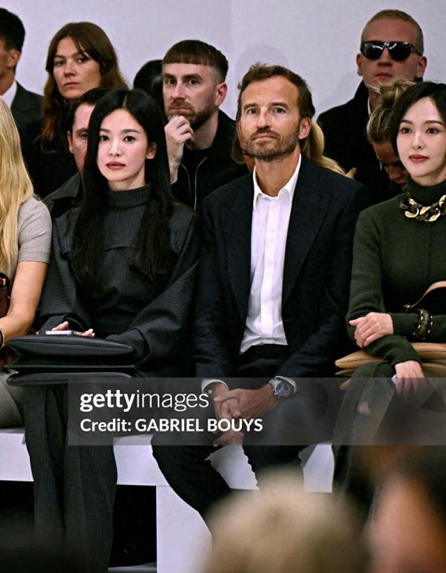 当40岁唐嫣和42岁宋慧乔同框，才发现，婚姻幸福才是女人最好保养（唐嫣对a）-第1张图片-九妖电影