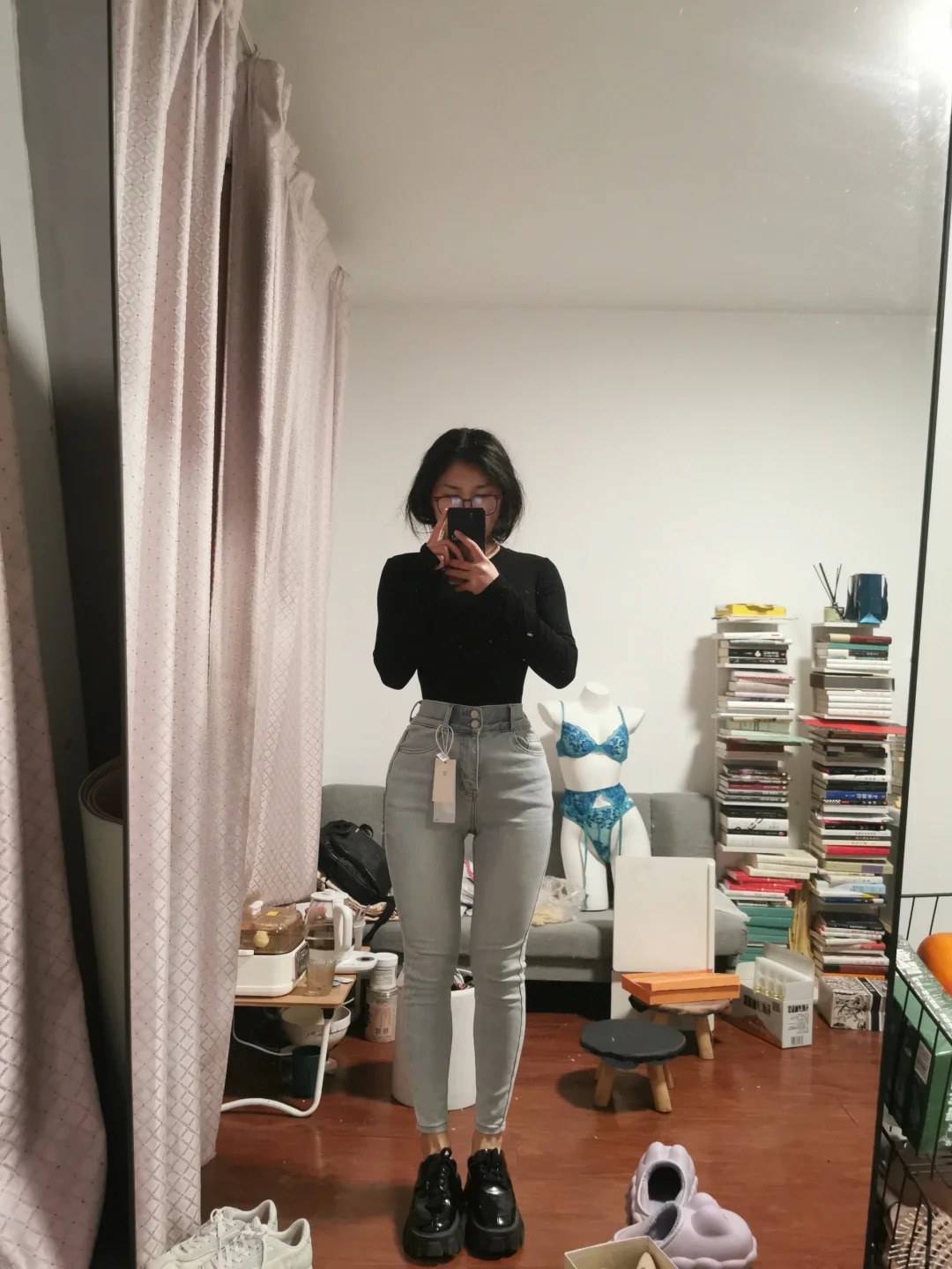 太夸张了吧！第一次穿丰胯牛仔裤！！
一直不敢穿小脚裤，这个还不错嘞！！