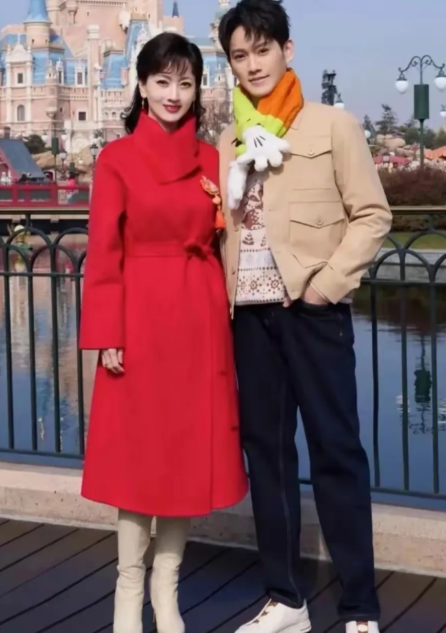 一张美颜前
一张美颜后
赵雅芝和她儿子的一张照片
美颜前七十岁
美颜后秒变十八岁
