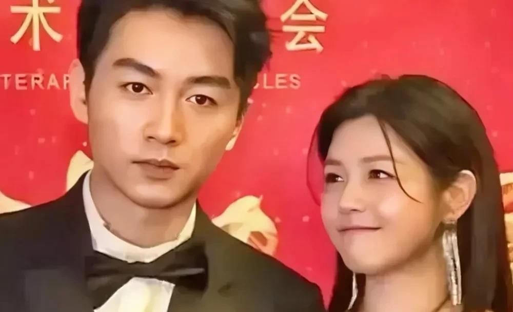 他配不上她，福德不在一个层面！

她一脸灿烂善良福相

他总是丧着脸衰气阴气
