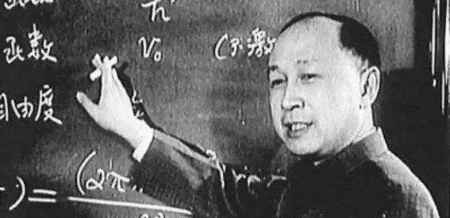 1950年代，冷战的紧张氛围笼罩全球。钱学森，这位当时世界顶尖的科学家，决定留美