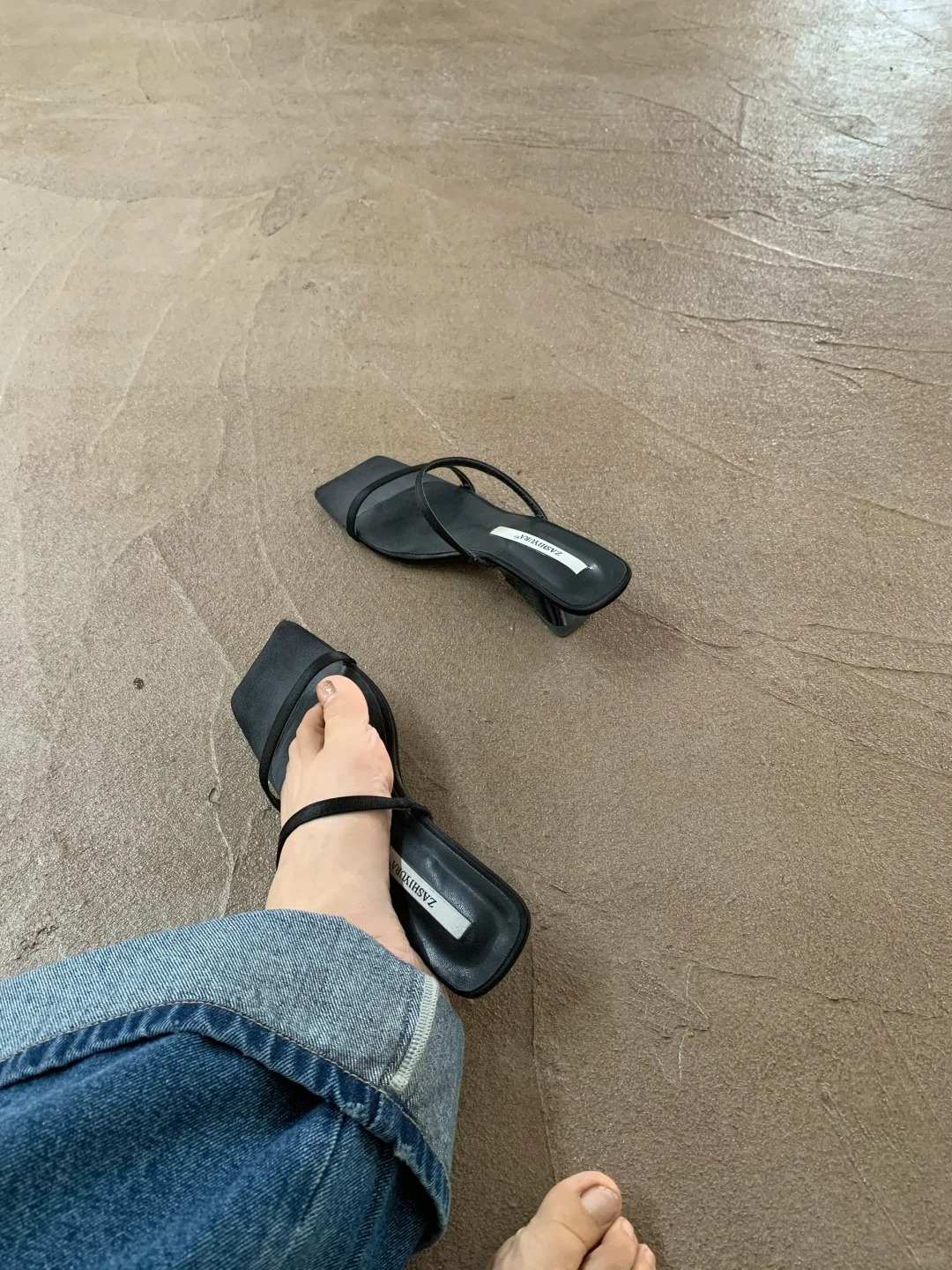 来喽来喽 目前我买过最便宜的一双鞋
真的很百搭  无广分享【咱也没接过广子】
我