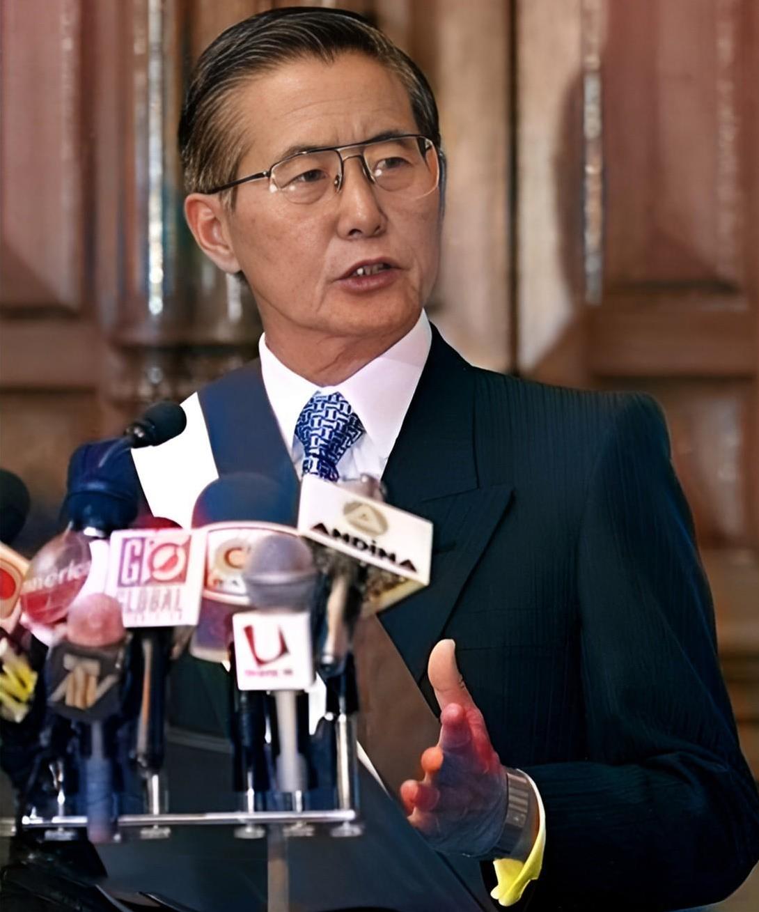 秘鲁前总统曾是一名日裔。这也是秘鲁首位日裔总统。此人在秘鲁担任总统长达十年之久，