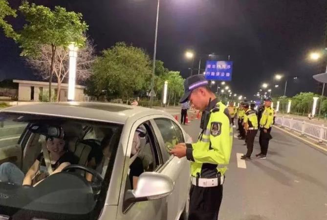 甘肃兰州，老张驾驶自己的神车在马路上行驶，路遇交警查酒驾，硬气的老张上前吹起，结
