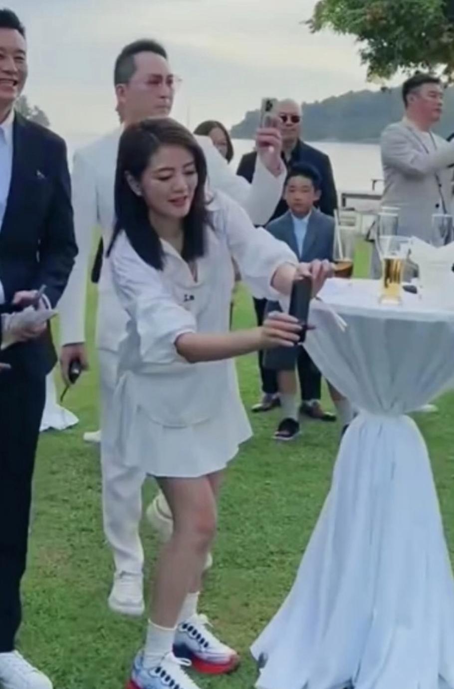 神隐了许久的安以轩会罕见现身，出席陈乔恩的婚礼。当天安以轩穿了白色的短裙，长发披