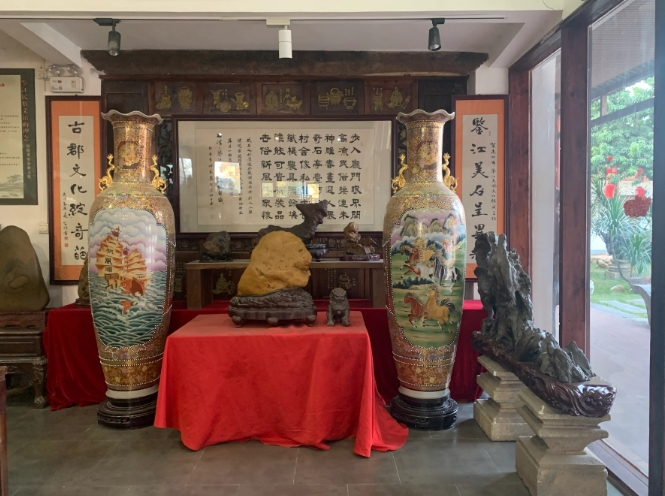 因为忙不经常看电视。如果闲着。看电视消磨时光是我的首选。

最喜欢看间谍片，「暗