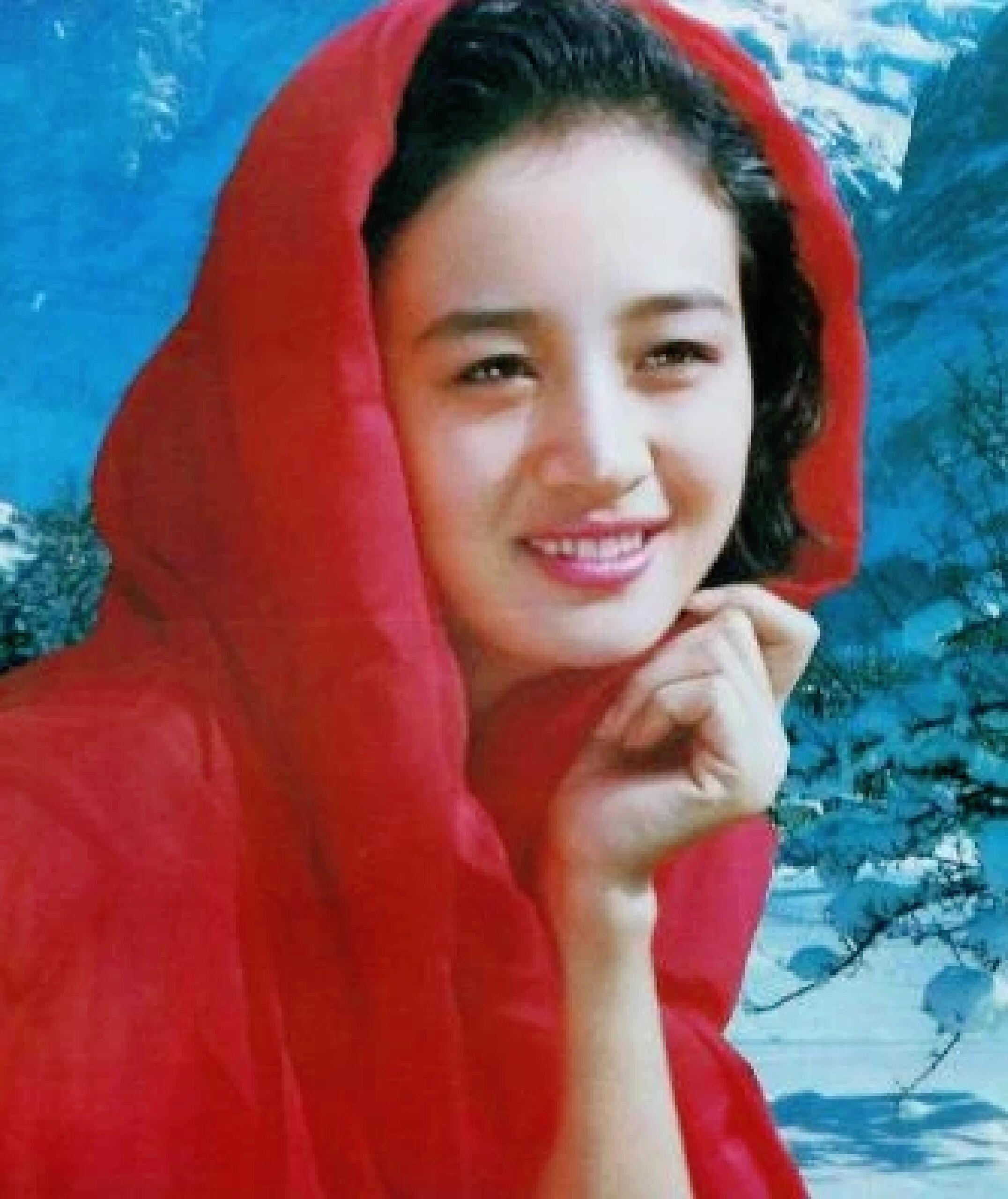 曾与巩俐齐名，一婚嫁同学，二婚嫁老外