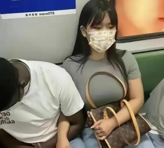 两人绝对是真爱，不要怀疑他们，地铁上都手挽上！