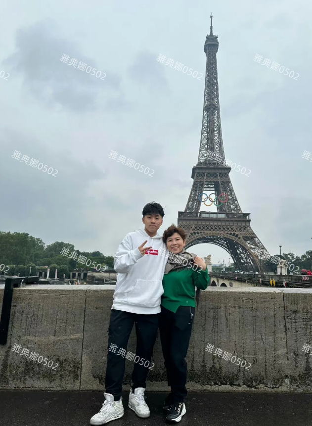 邓亚萍晒与儿子在巴黎艾菲尔铁塔前的的合影，儿子林翰铭2006年出生于巴黎，今年刚