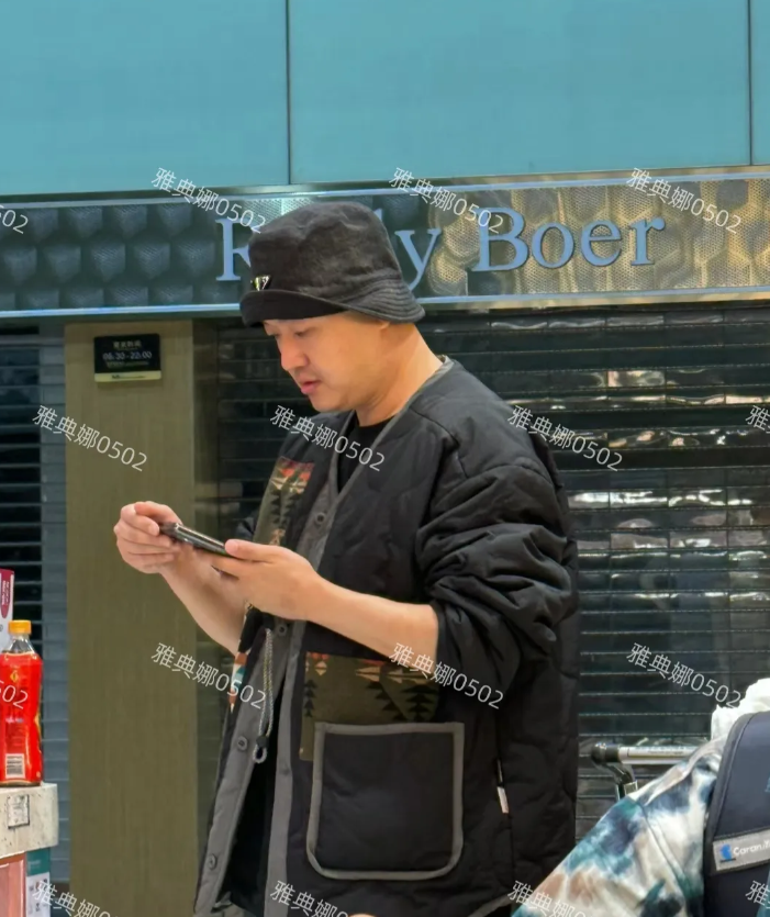 杭州萧山机场偶遇包贝尔，他个子不高身材略胖一点儿也看不出是个明星，就这样他老婆包