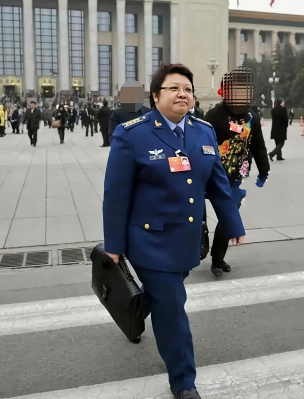 韩红身着空军大校军衔的军装，手提公文包，走起路来步步生风，英姿飒爽，威武不凡！韩