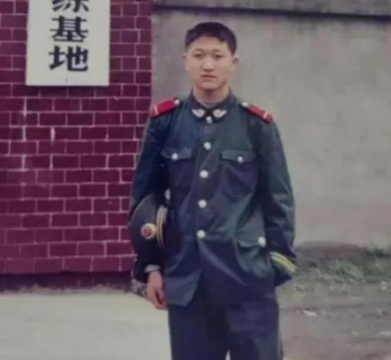 火车上，三个凶神恶煞的壮汉围着一个可怜的姑娘，她拼命向身边的解放军战士求救！战士