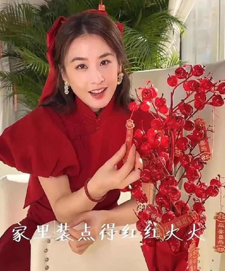 看黄圣依现在的状态，可不像过得不好的，更加不像已经离婚的。
心情美丽，穿着漂亮的