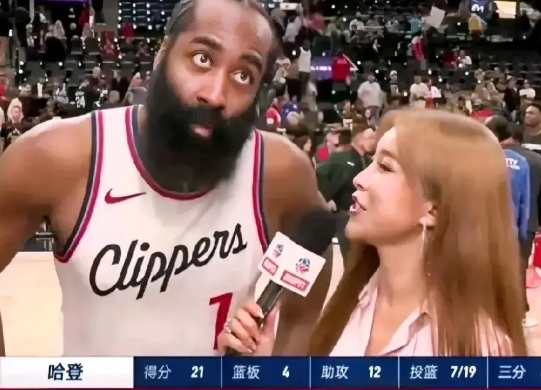 哈登一定是我们的女记者们最喜欢采访的球星。
看周玲安，今天很幸运，抓到了哈登，严