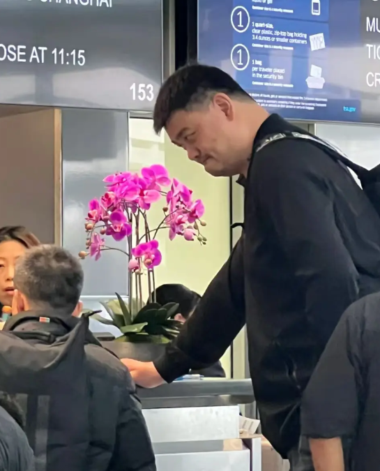 姚明今天稍早之前已经坐上了东方航空的MU590航班，这个航班是由旧金山飞往上海的