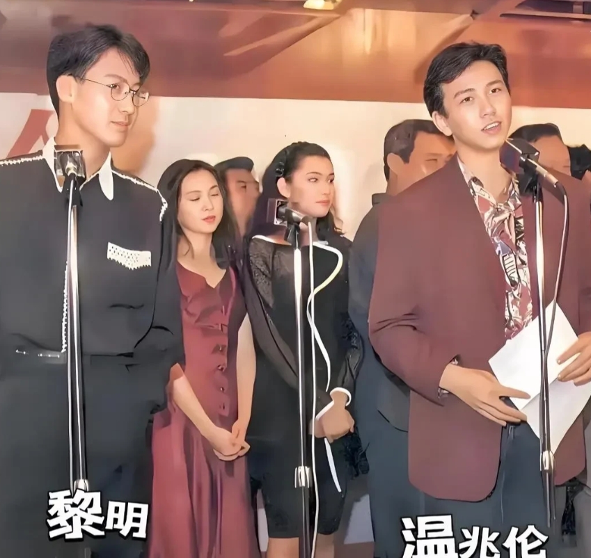 后面睡觉的美女太抢镜了，以至于都没注意前面俩帅哥是黎明和温兆伦。

照片的主角是