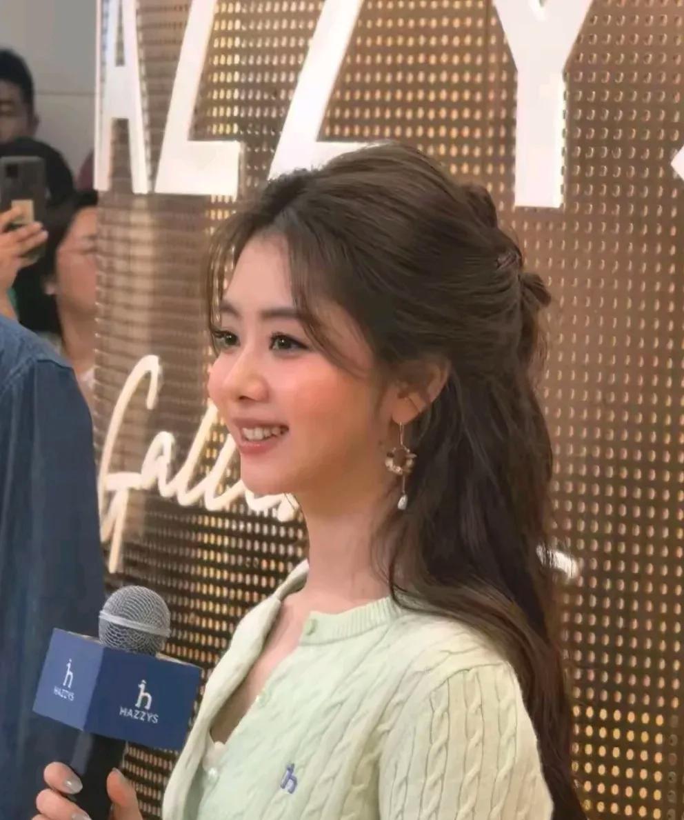 网上说谭松韵长得还行，但见了真人才发现，她简直美得让人惊艳