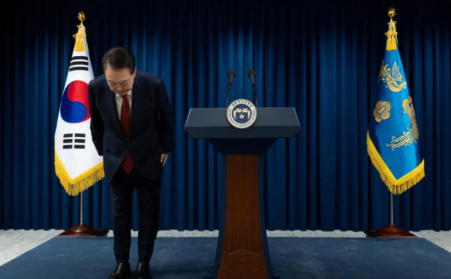 韩国内部清算升级，8日，韩国检察官办公室正式逮捕前国防部长金龙显，指控其涉嫌参与
