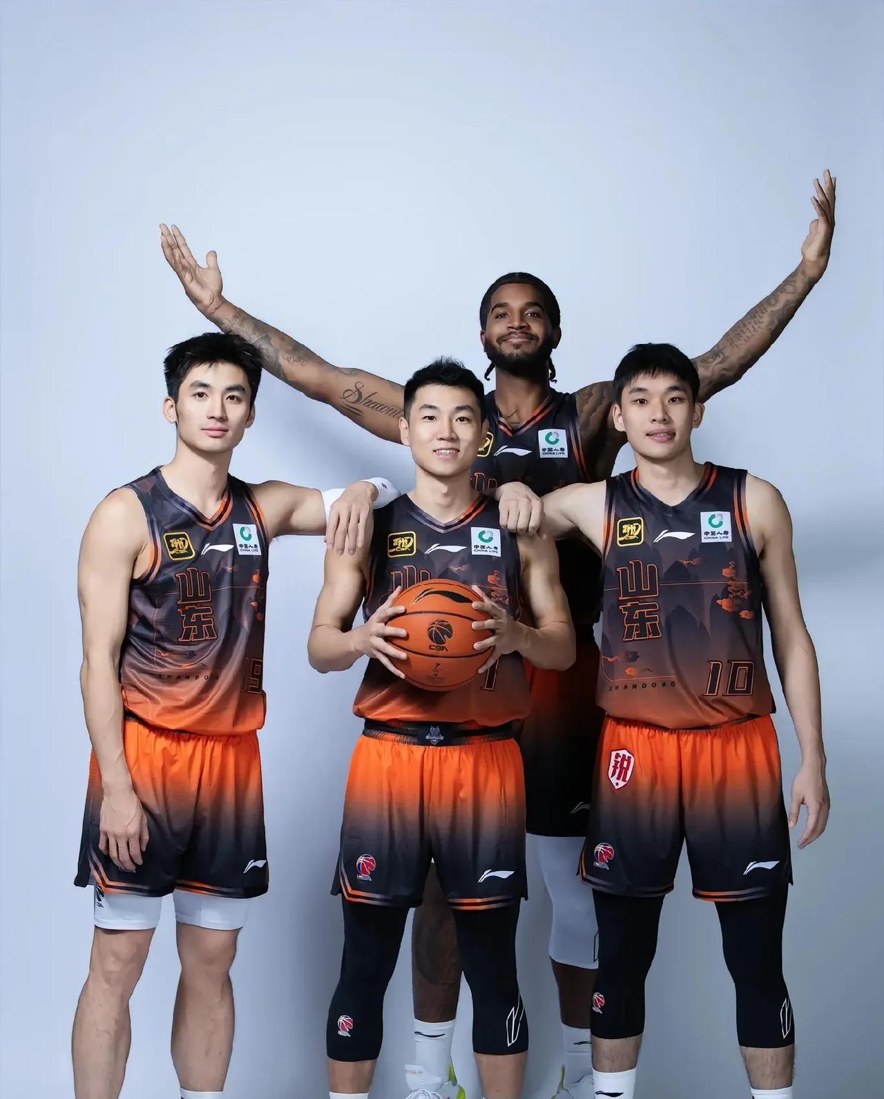 CBA本赛季2匹黑马
1.山东男篮
从上赛季末尾球队华丽一变成本赛季现第6的