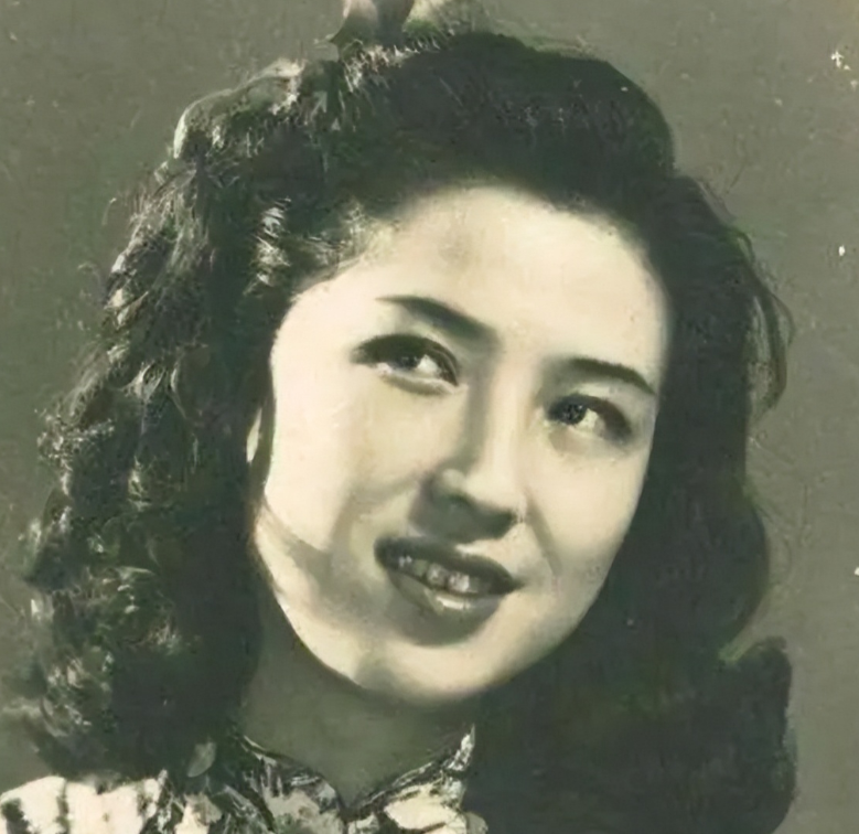 1922年，54岁的黄金荣如愿迎娶24岁的露兰春。新婚夜，黄金荣迫不及待地想要洞